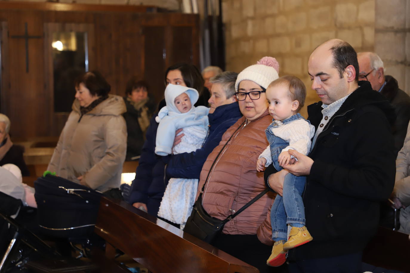 Imágenes de la tradicional Misa de la Luz con la que los nacidos el pasado año se han presentado y han recibido la bendición de la Virgen de la Candelaria