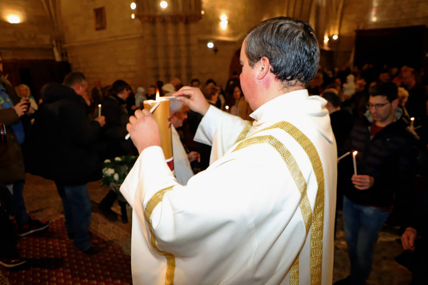 Imágenes de la tradicional Misa de la Luz con la que los nacidos el pasado año se han presentado y han recibido la bendición de la Virgen de la Candelaria