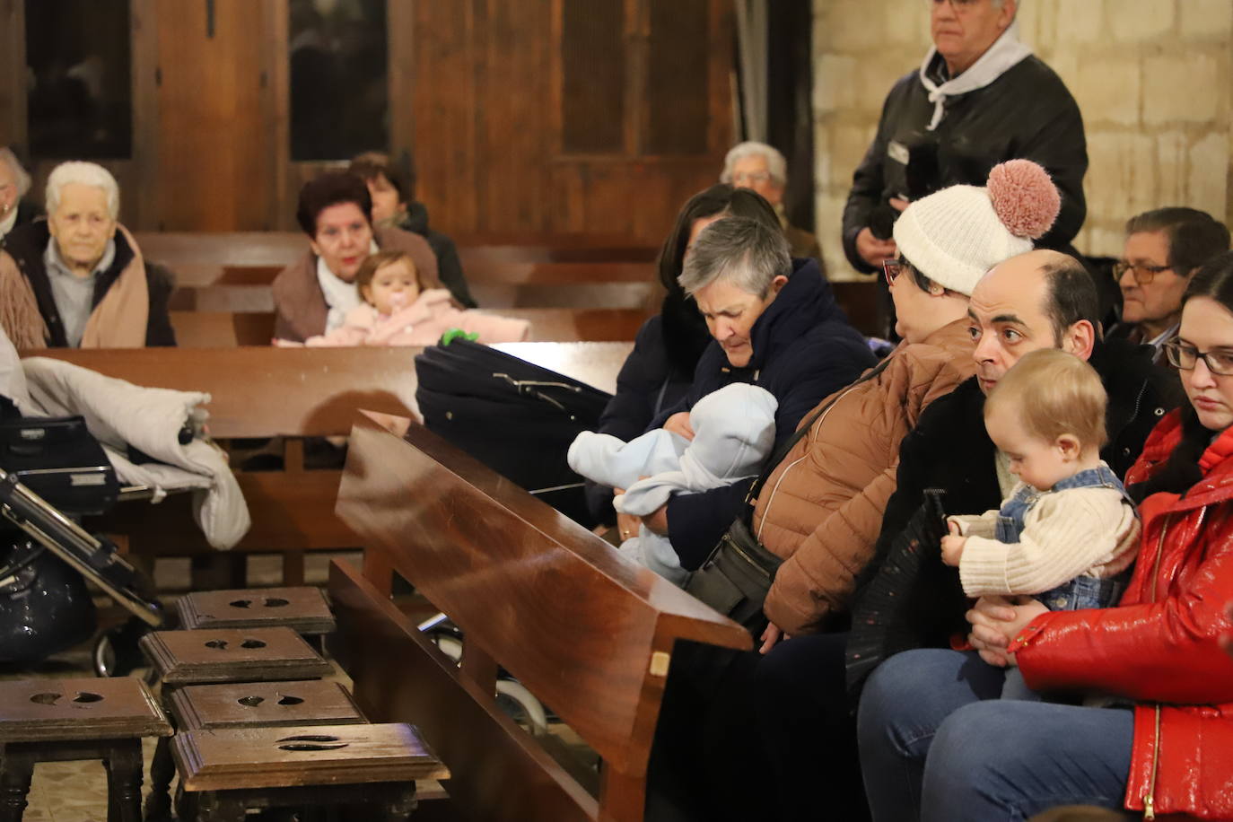 Imágenes de la tradicional Misa de la Luz con la que los nacidos el pasado año se han presentado y han recibido la bendición de la Virgen de la Candelaria