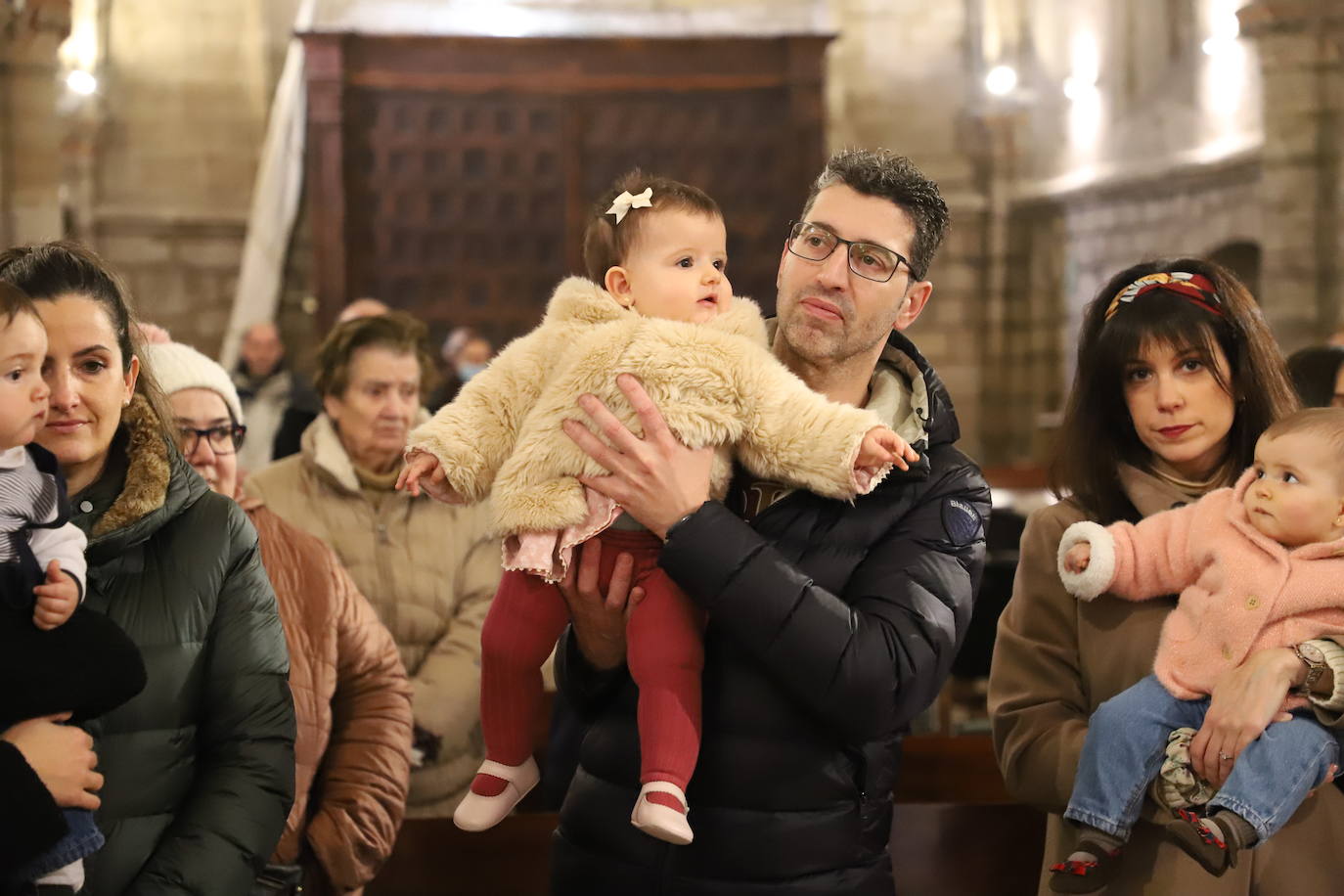 Imágenes de la tradicional Misa de la Luz con la que los nacidos el pasado año se han presentado y han recibido la bendición de la Virgen de la Candelaria