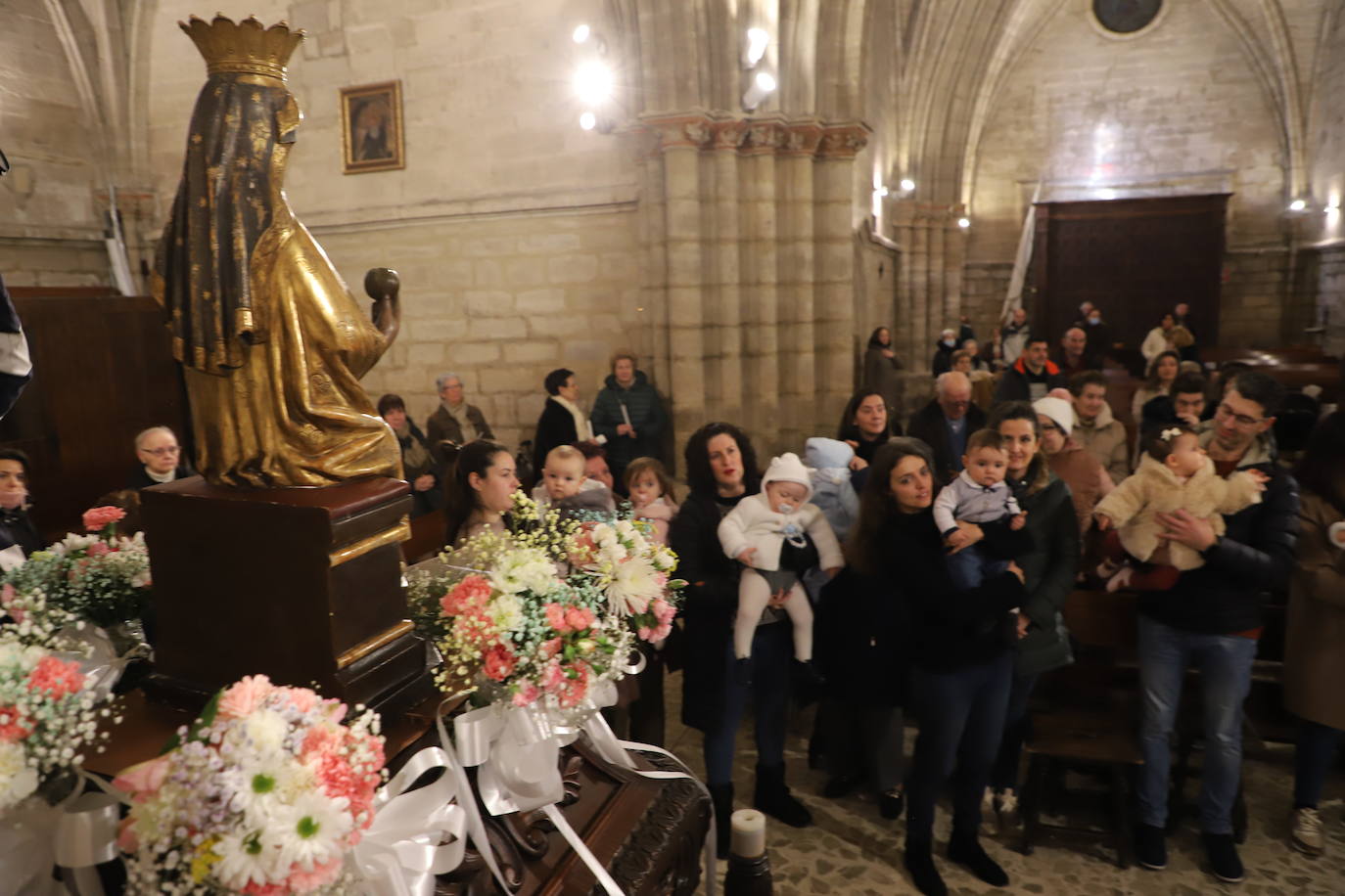 Imágenes de la tradicional Misa de la Luz con la que los nacidos el pasado año se han presentado y han recibido la bendición de la Virgen de la Candelaria