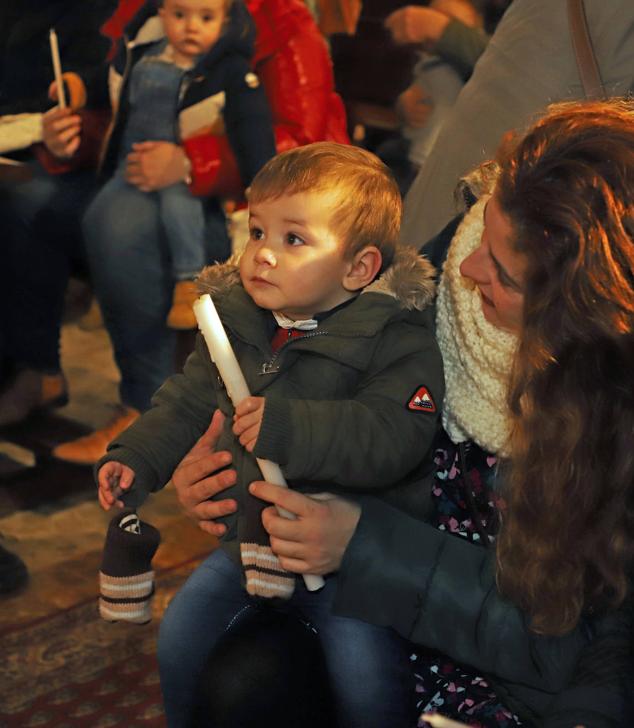 Imágenes de la tradicional Misa de la Luz con la que los nacidos el pasado año se han presentado y han recibido la bendición de la Virgen de la Candelaria