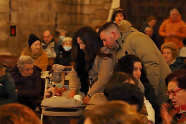 Imágenes de la tradicional Misa de la Luz con la que los nacidos el pasado año se han presentado y han recibido la bendición de la Virgen de la Candelaria