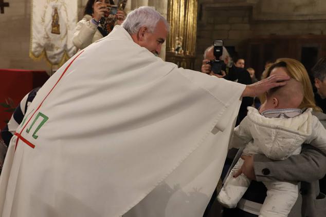 Imágenes de la tradicional Misa de la Luz con la que los nacidos el pasado año se han presentado y han recibido la bendición de la Virgen de la Candelaria