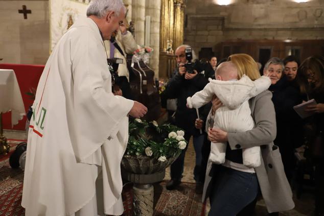 Imágenes de la tradicional Misa de la Luz con la que los nacidos el pasado año se han presentado y han recibido la bendición de la Virgen de la Candelaria