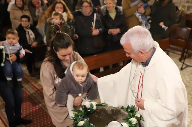 Imágenes de la tradicional Misa de la Luz con la que los nacidos el pasado año se han presentado y han recibido la bendición de la Virgen de la Candelaria