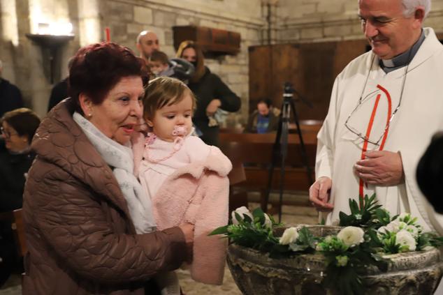 Imágenes de la tradicional Misa de la Luz con la que los nacidos el pasado año se han presentado y han recibido la bendición de la Virgen de la Candelaria