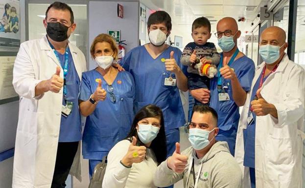 Pablo y sus padres se reúnen en el Hospital Regional Universitario de Málaga con los profesionales que viajaron a Burgos para trasladarle en ECMO a Madrid