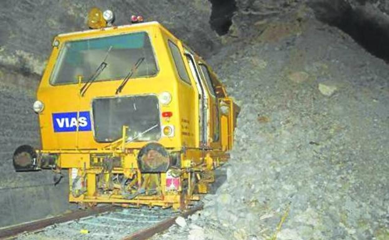 Bateadora atascada en el túnel de Somosierra que impide la reapertura de la línea del Tren Directo. 