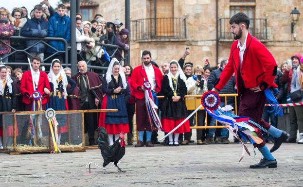 Los pozanos vuelven a pedir la prosperidad en el hogar con la Danza del Escarrete 