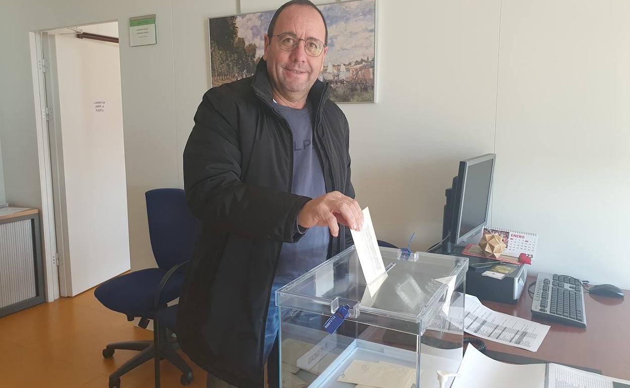 El vicepresidente de Asaja Salamanca, Julián Juanes, ejerciendo el derecho a voto de manera anticipada. 