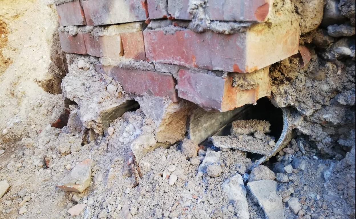 Rotura de tuberías con amianto en la avenida Castilla de Aranda de Duero.