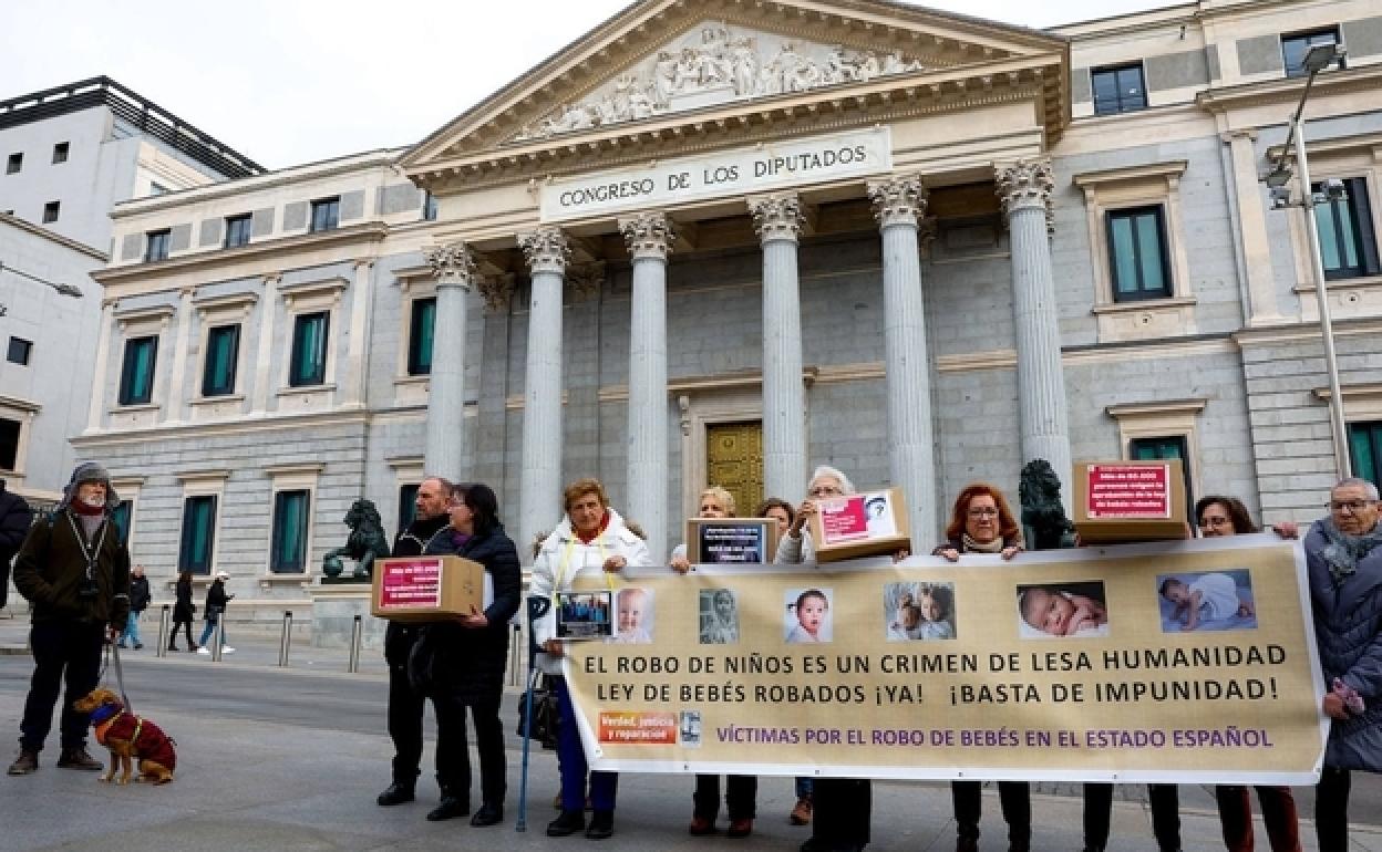 Miembros de las organizaciones que demandan el desbloqueo de la ley, ante el Congreso