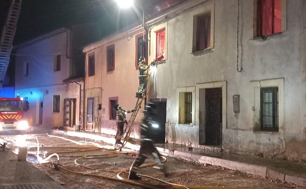 Los Bomberos atacaron las llamas desde el exterior. 