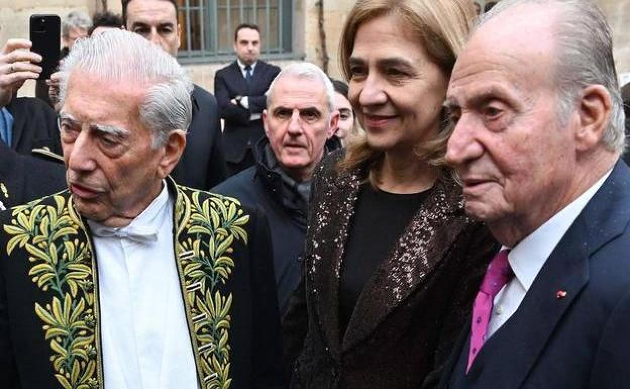 Vargas Llosa, junto al rey Juan Carlos y la infanta Cristina.