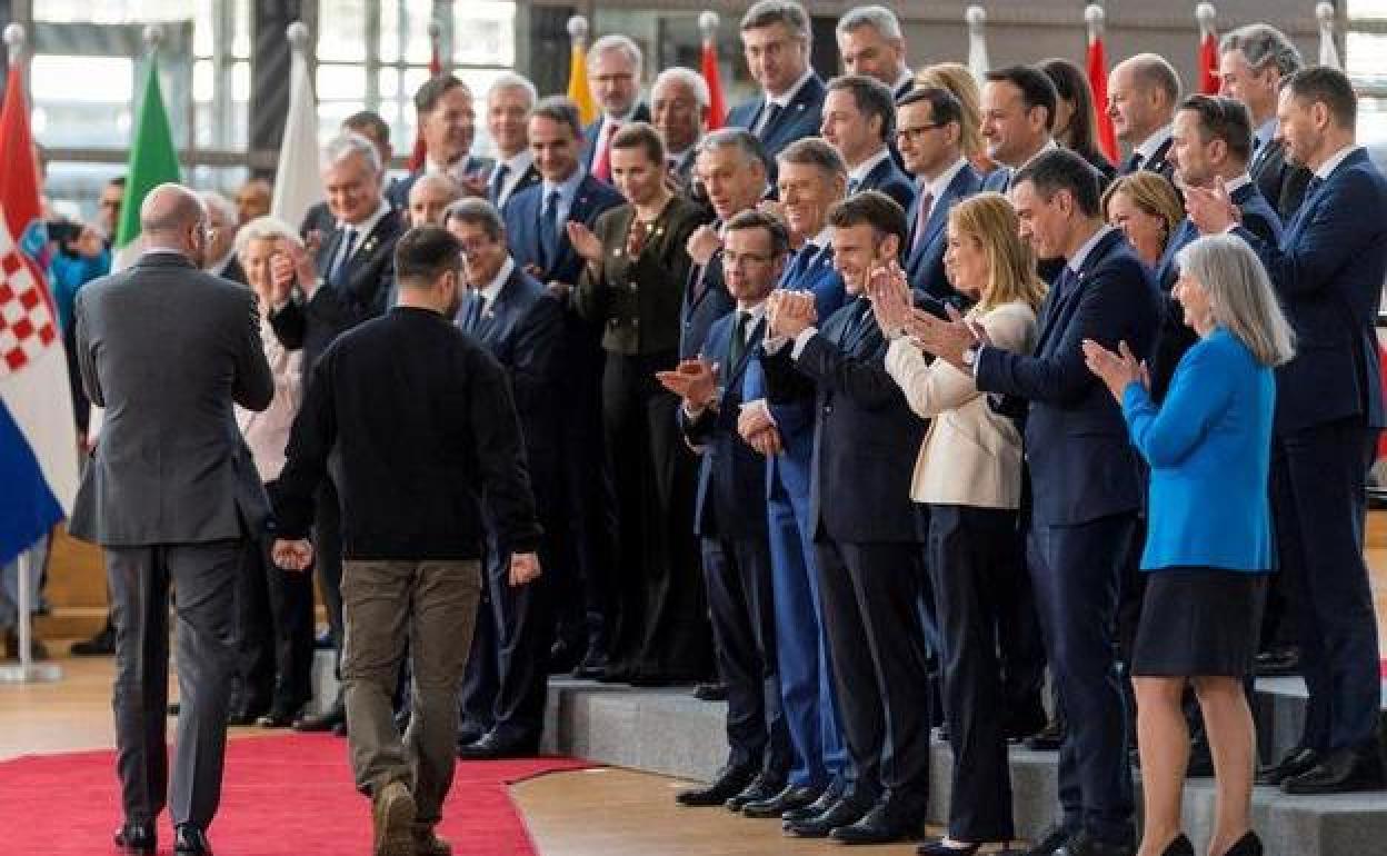 Volodímir Zelenski, aplaudido por los líderes de la UE