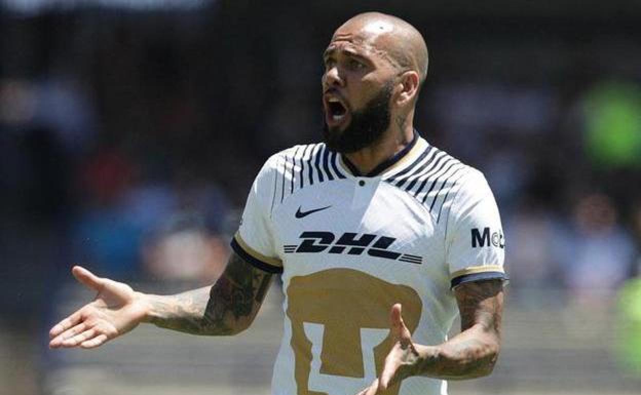 Dani Alves, durante un partido con el Pumas mexicano