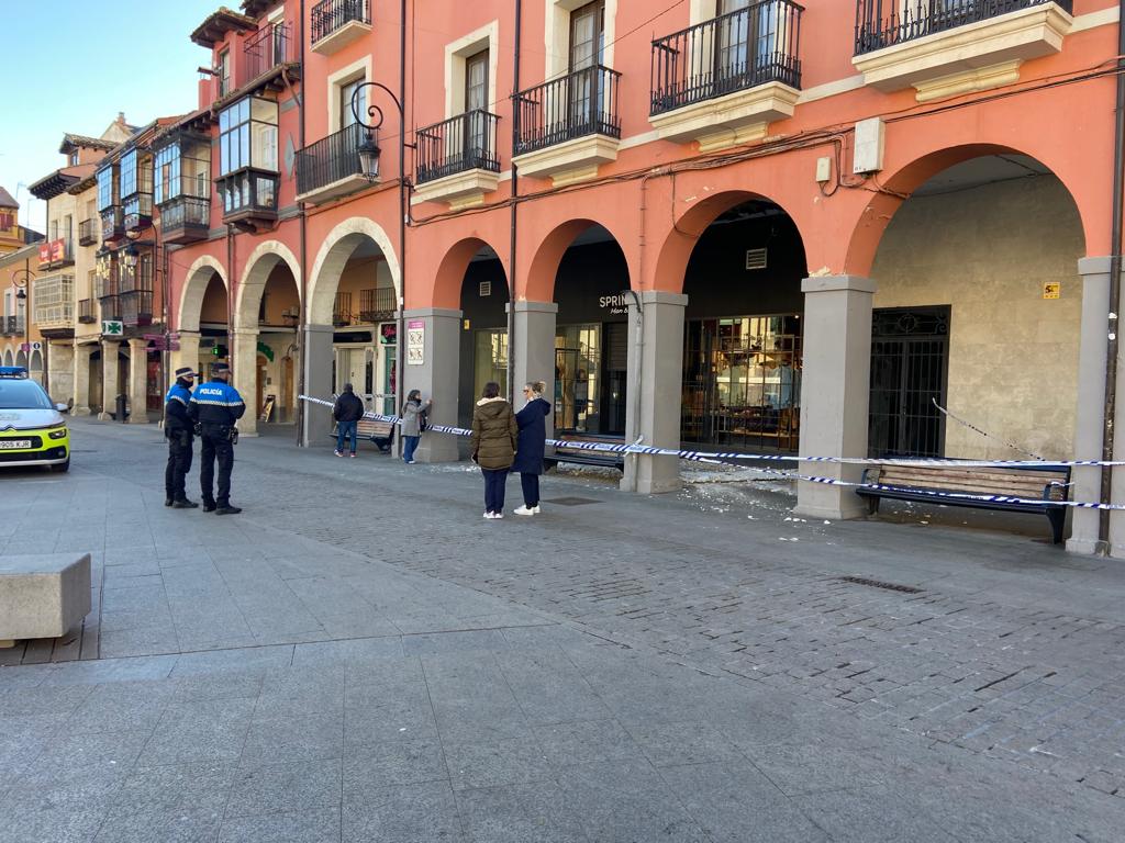 Fotos: Susto por la caída de parte de falso techo en los soportales de la plaza Mayor de Aranda