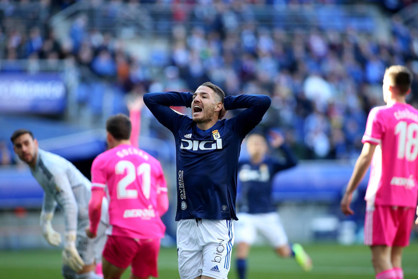 Imagenes de la victoria del Burgos CF ante el Real Oviedo este domingo en el Carlos Tartiere