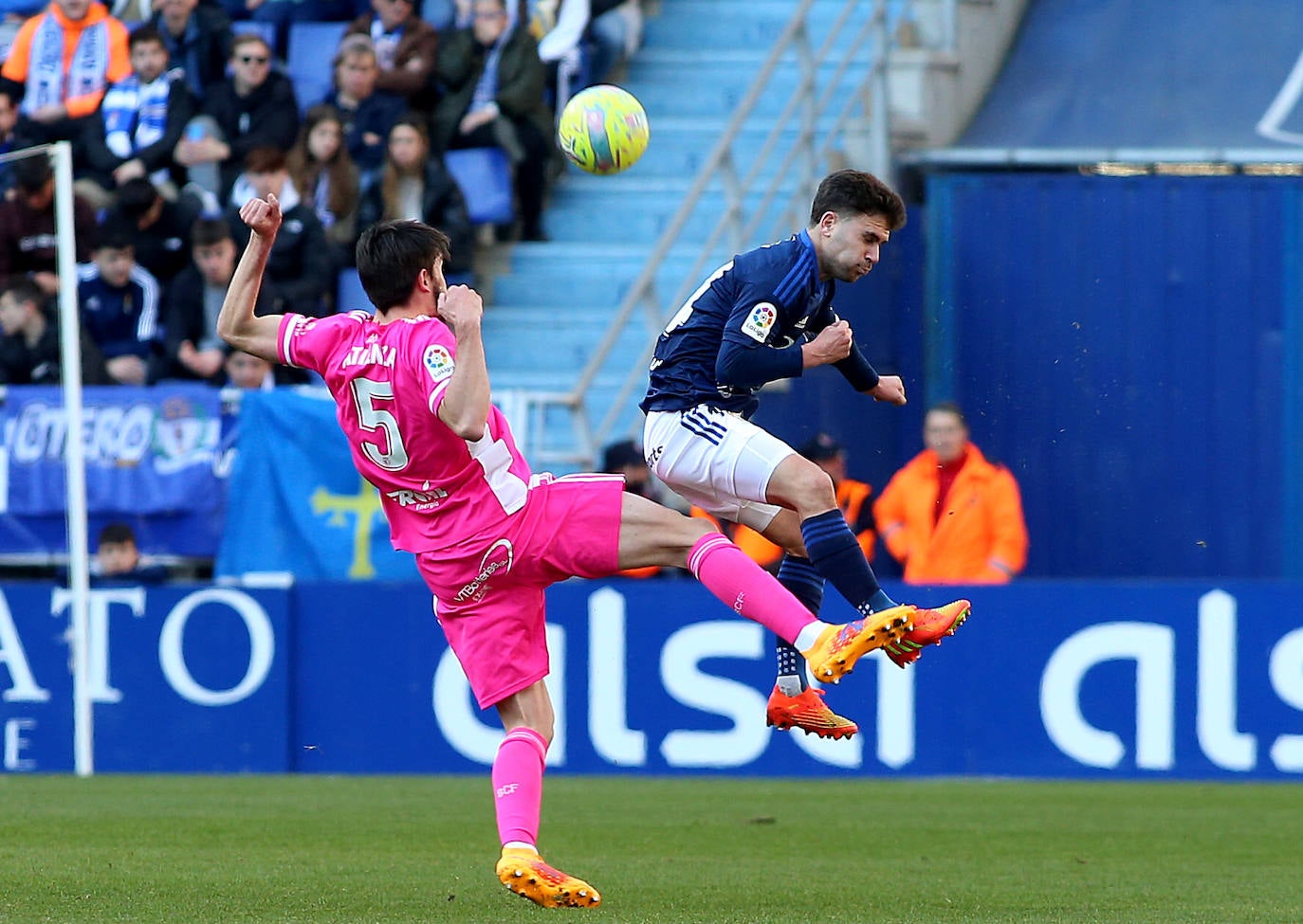 Imagenes de la victoria del Burgos CF ante el Real Oviedo este domingo en el Carlos Tartiere