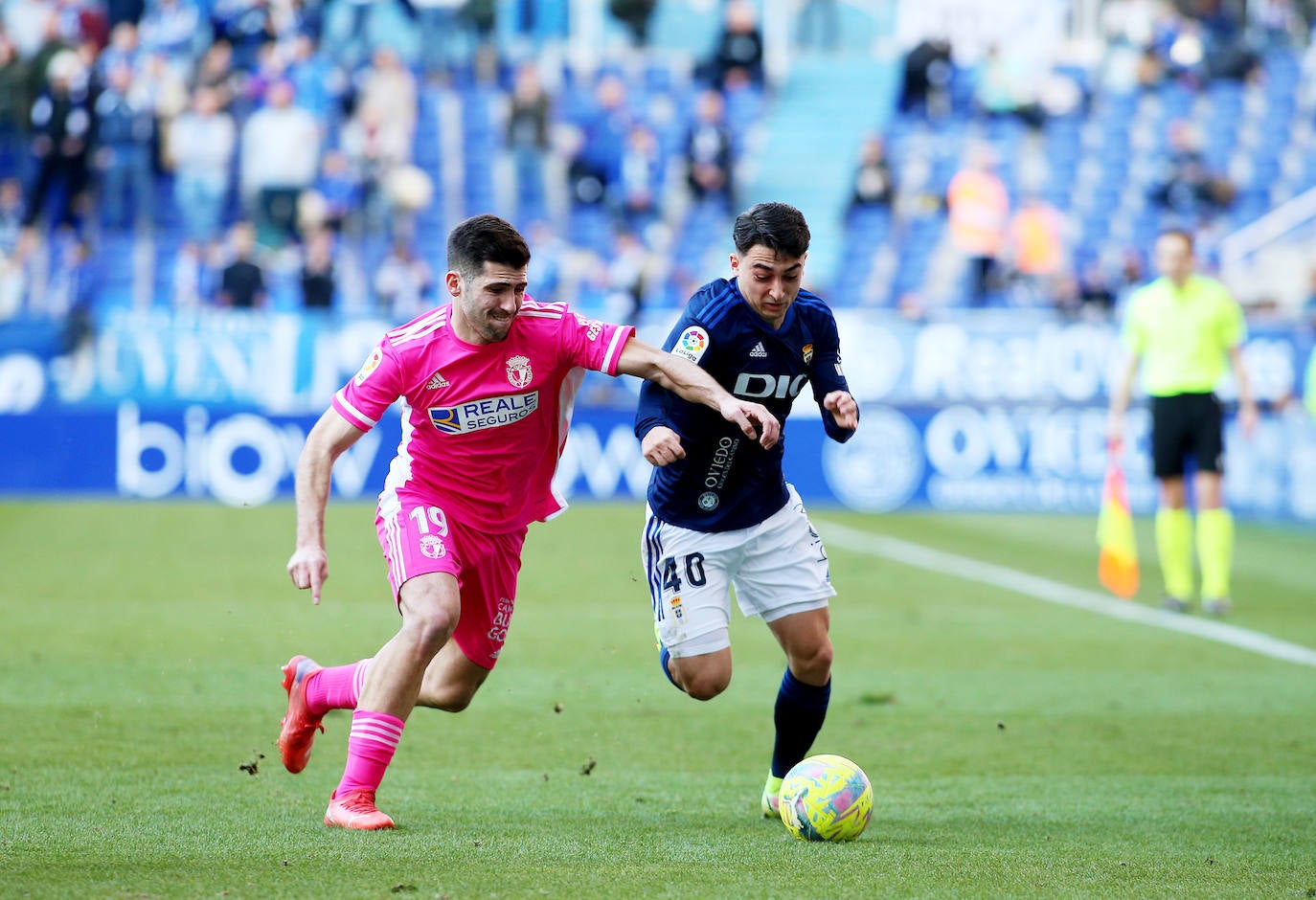 Imagenes de la victoria del Burgos CF ante el Real Oviedo este domingo en el Carlos Tartiere