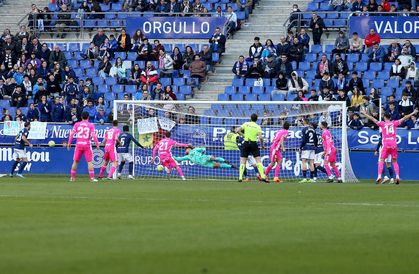 Imagenes de la victoria del Burgos CF ante el Real Oviedo este domingo en el Carlos Tartiere
