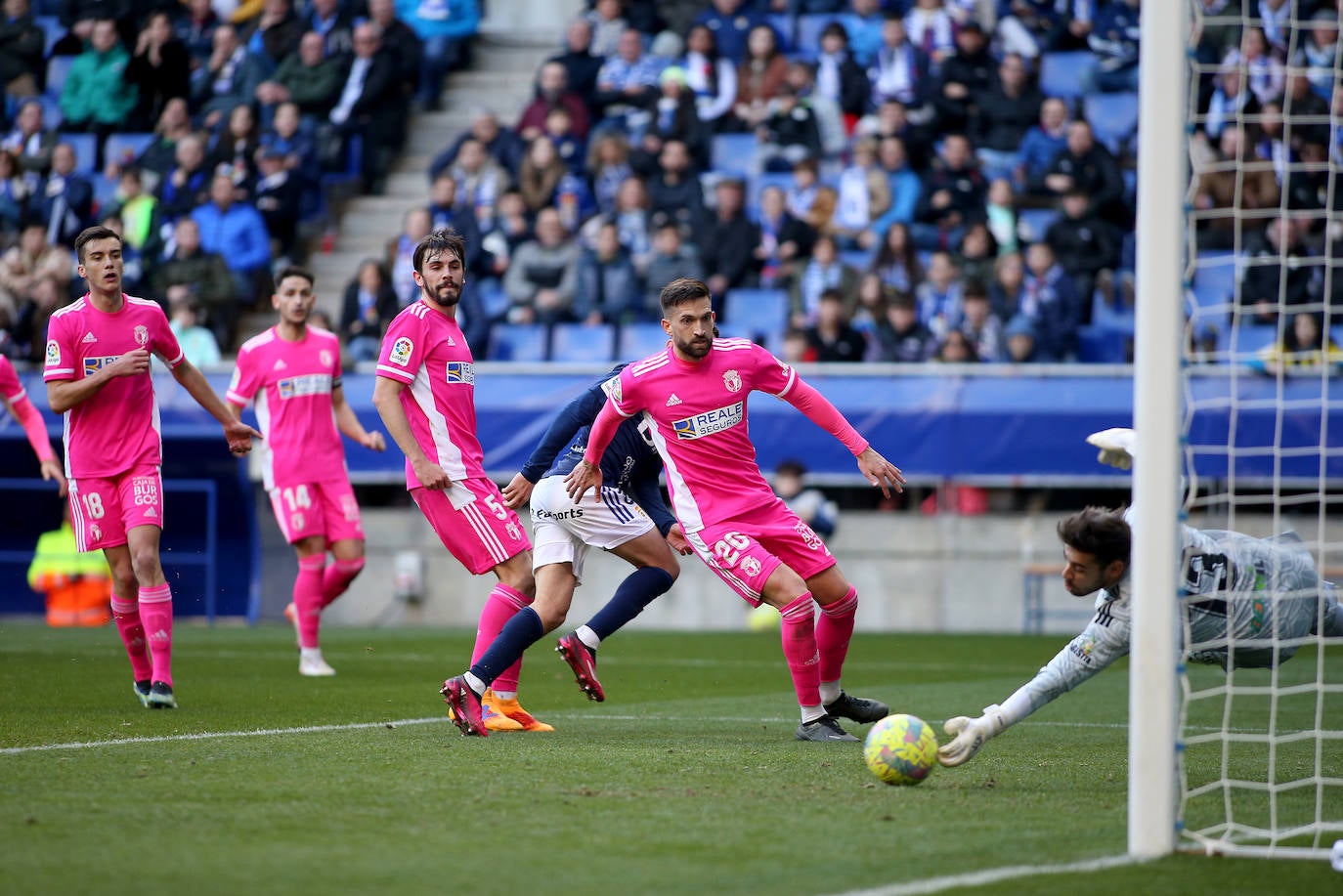 Imagenes de la victoria del Burgos CF ante el Real Oviedo este domingo en el Carlos Tartiere