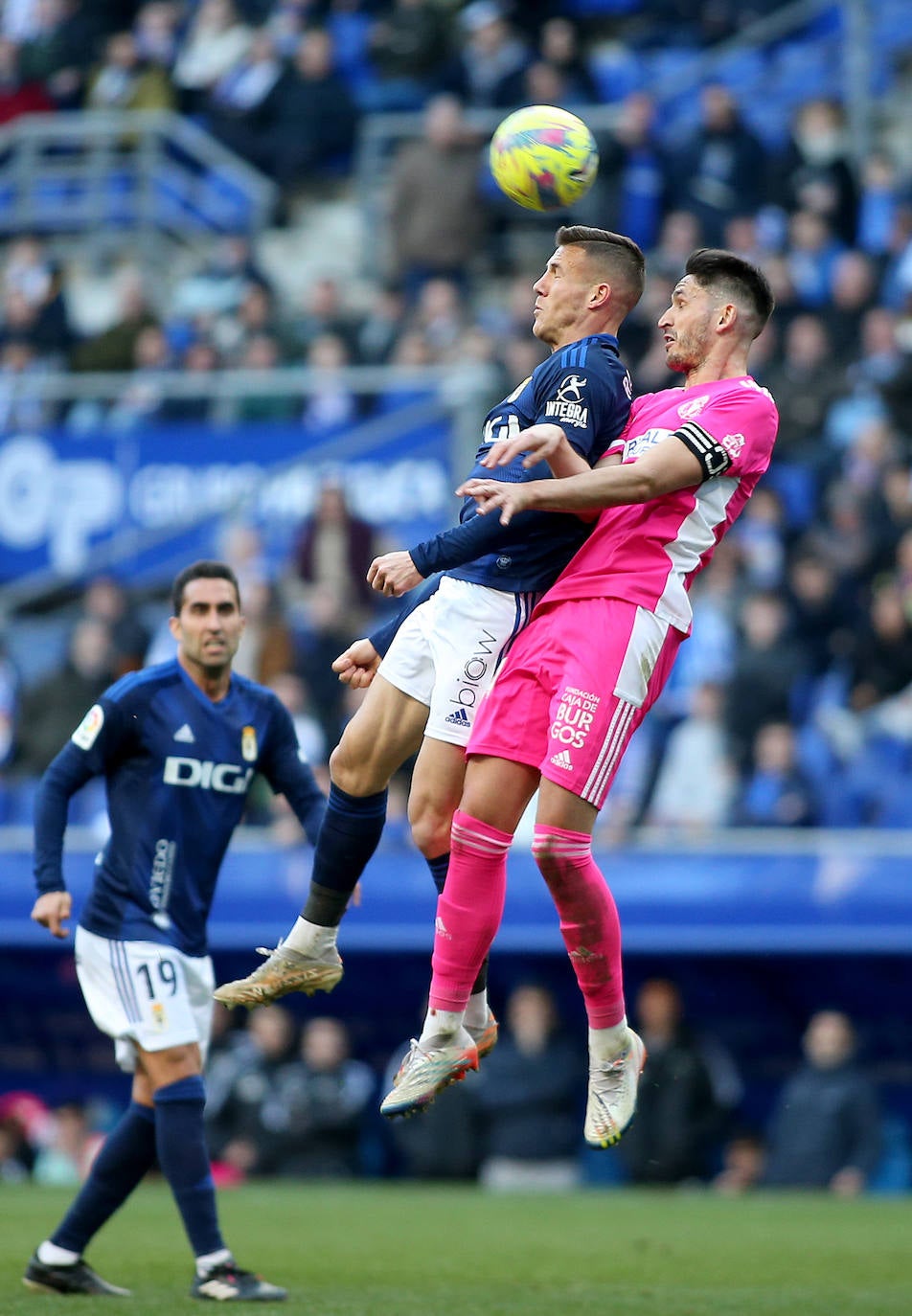 Imagenes de la victoria del Burgos CF ante el Real Oviedo este domingo en el Carlos Tartiere