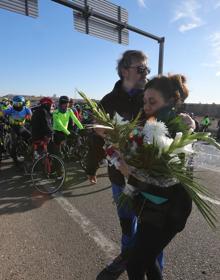 Imagen secundaria 2 - Un gran grupo de ciclistas ha acudido al homenaje para apoyar a la familia de la ciclista. 