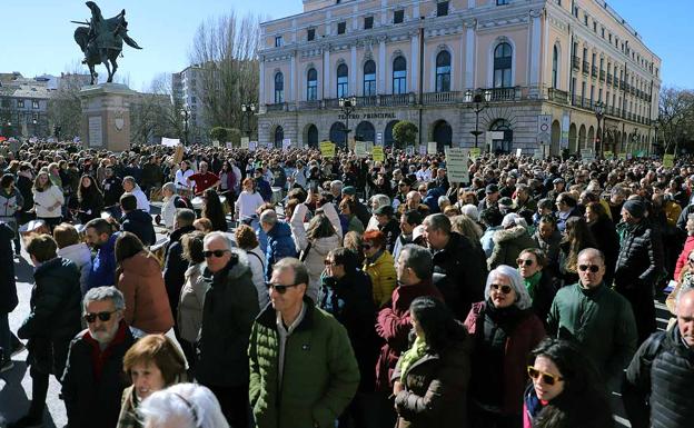 Imagen principal - Más de 10.000 personas gritan desde Burgos contra los recortes en Atención Primaria