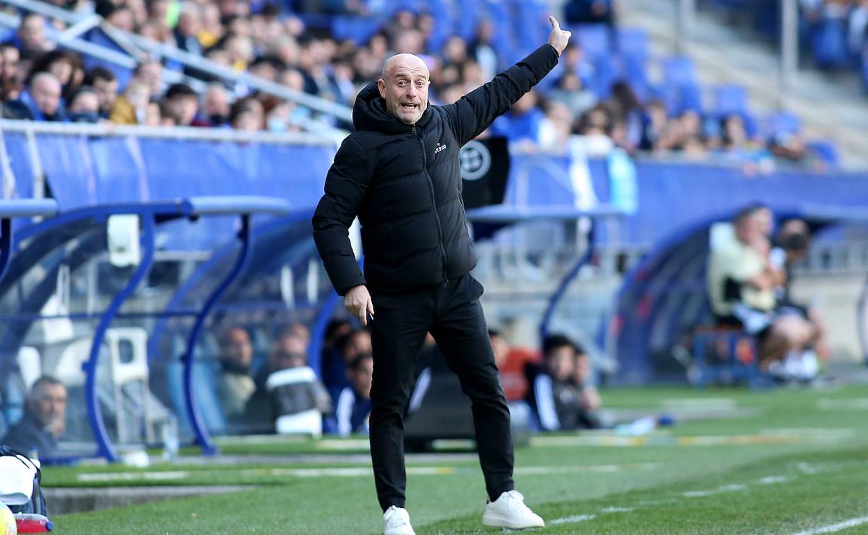Calero en la banda del Carlos Tartiere durante la victoria del Burgos CF ante el Real Oviedo