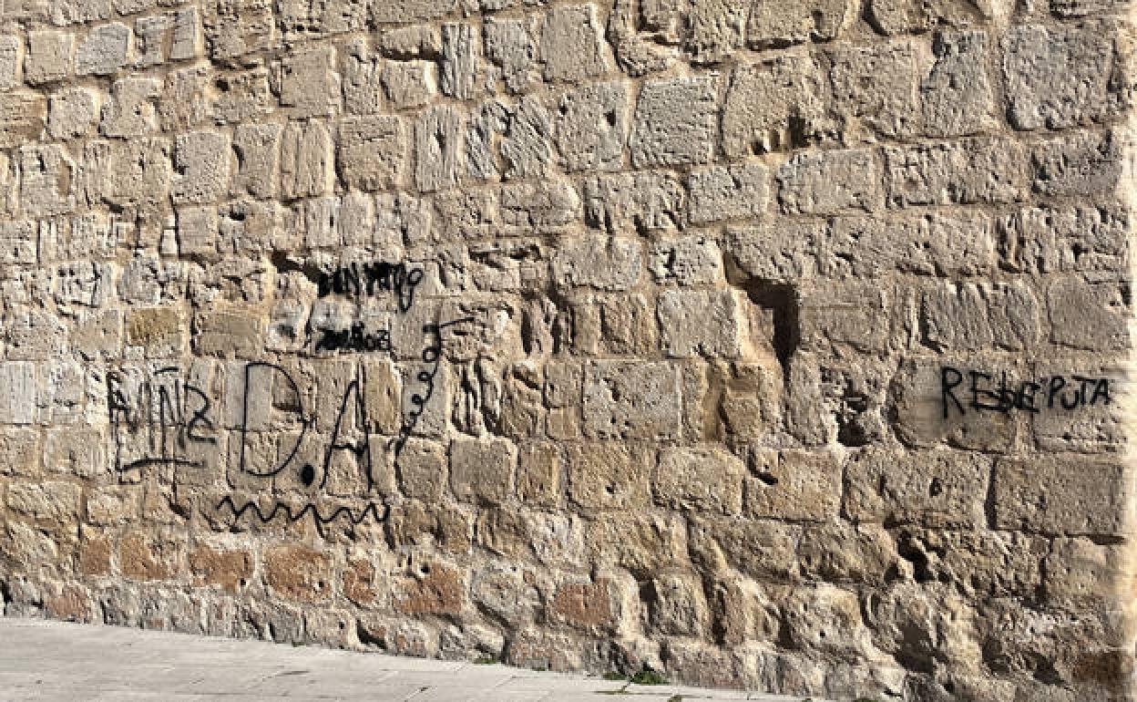 Pintadas en la fachada de la iglesia de San Juan. 