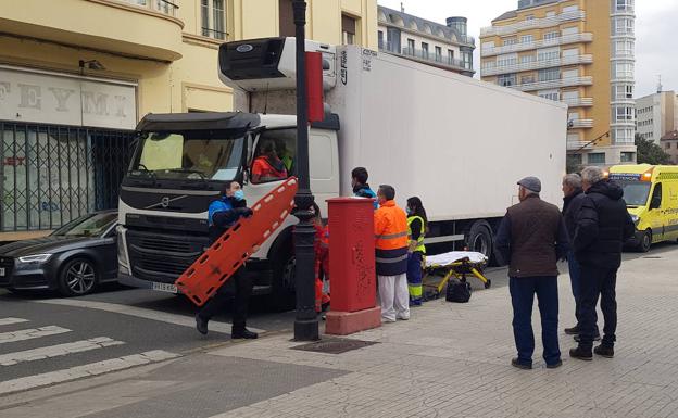 Trasladan al hospital a un camionero tras convulsionar al volante en el centro de Miranda