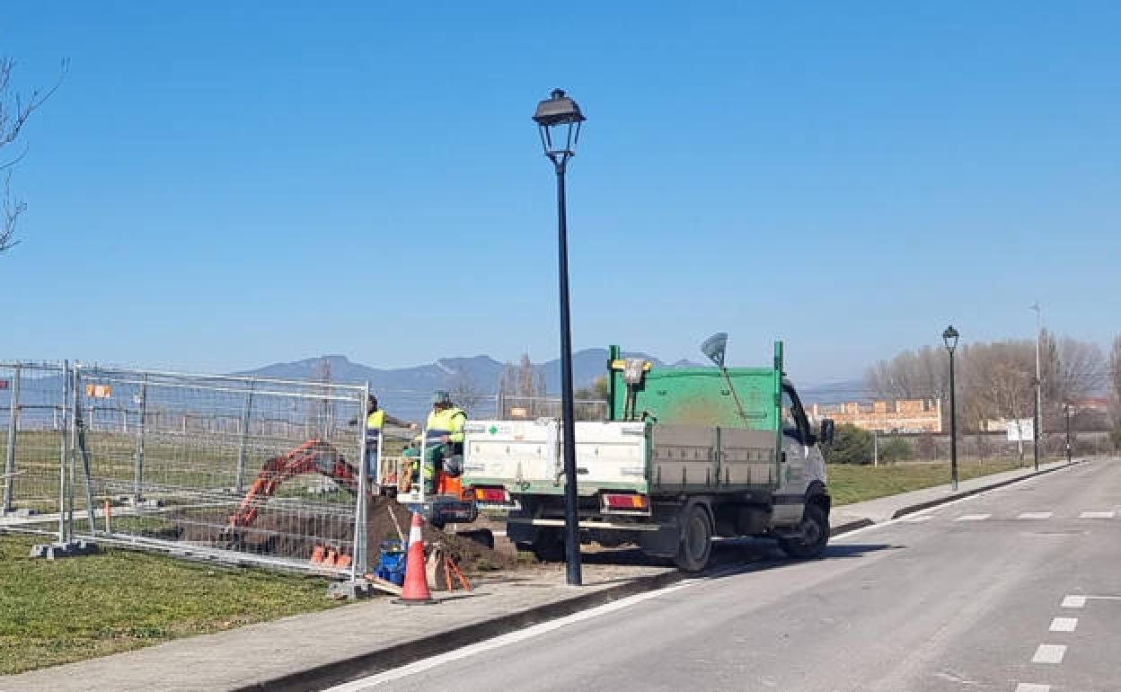 Obras de instalación de la farola. 