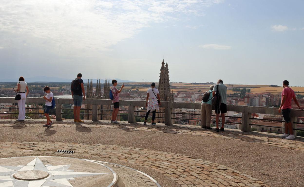 Turistas en el mirador de Burgos.