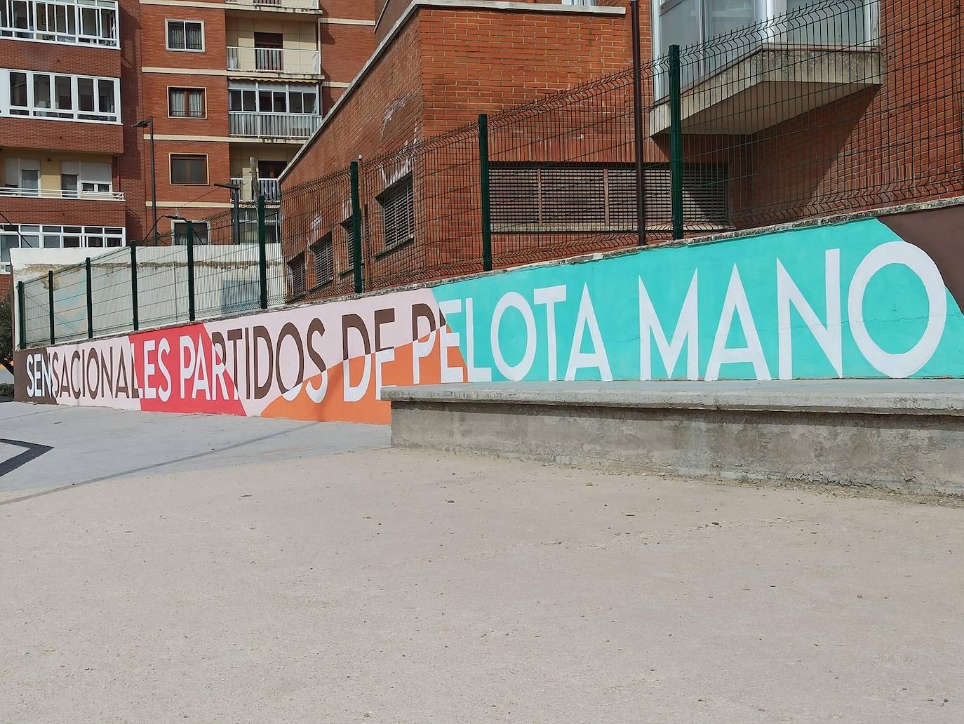 Fotos: Un homenaje al antiguo baile de El Frontón en forma de mural