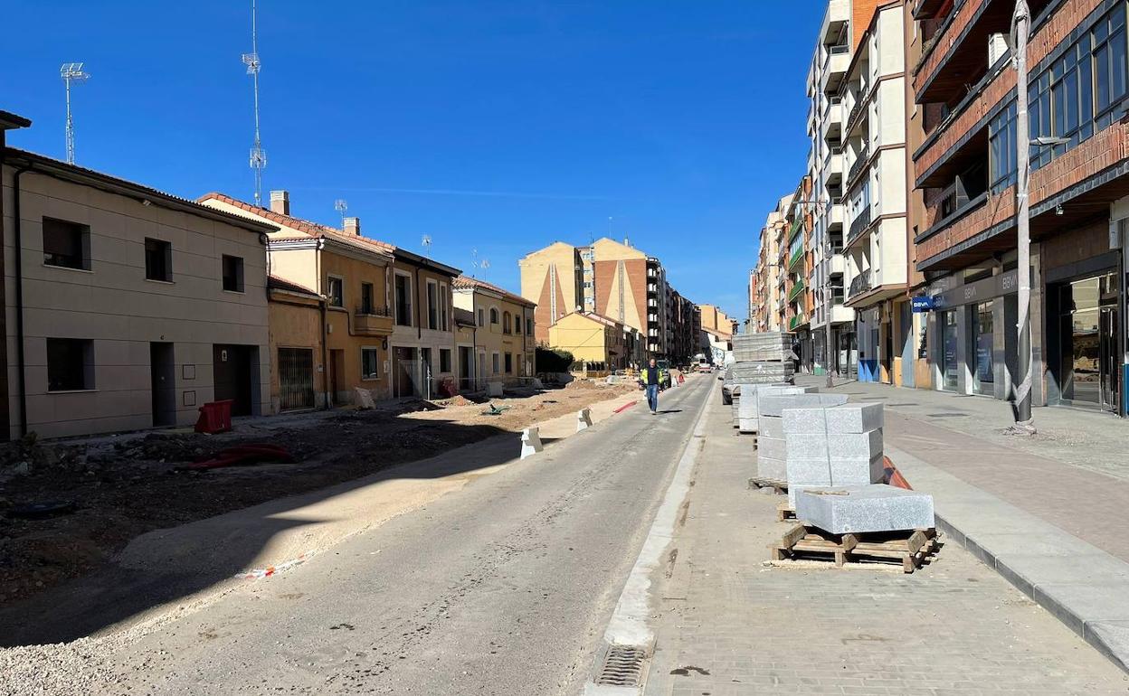 El retraso de más un año en las obras de avenida Castilla de Aranda perjudica a vecinos y comerciantes.