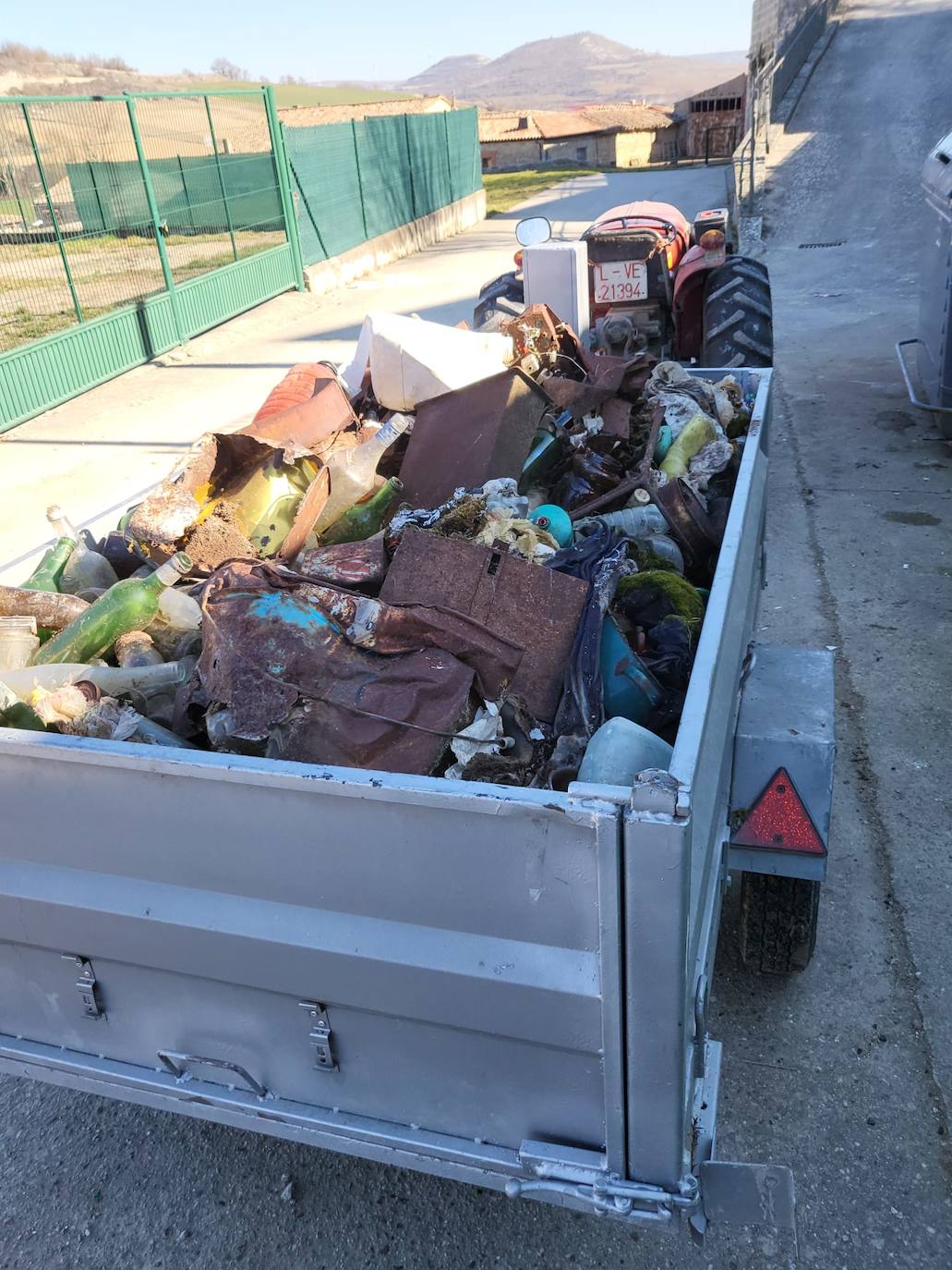 Veinticinco vecinos de Lodoso se han unido para limpiar media tonelada de basura de un terreno a tres kilómetros del pueblo