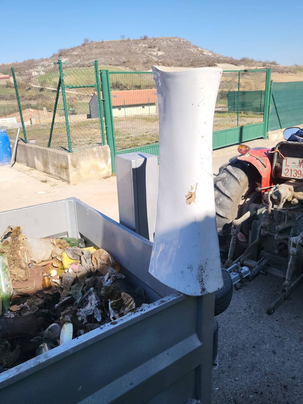 Veinticinco vecinos de Lodoso se han unido para limpiar media tonelada de basura de un terreno a tres kilómetros del pueblo