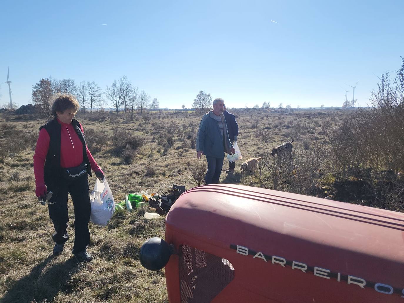 Veinticinco vecinos de Lodoso se han unido para limpiar media tonelada de basura de un terreno a tres kilómetros del pueblo