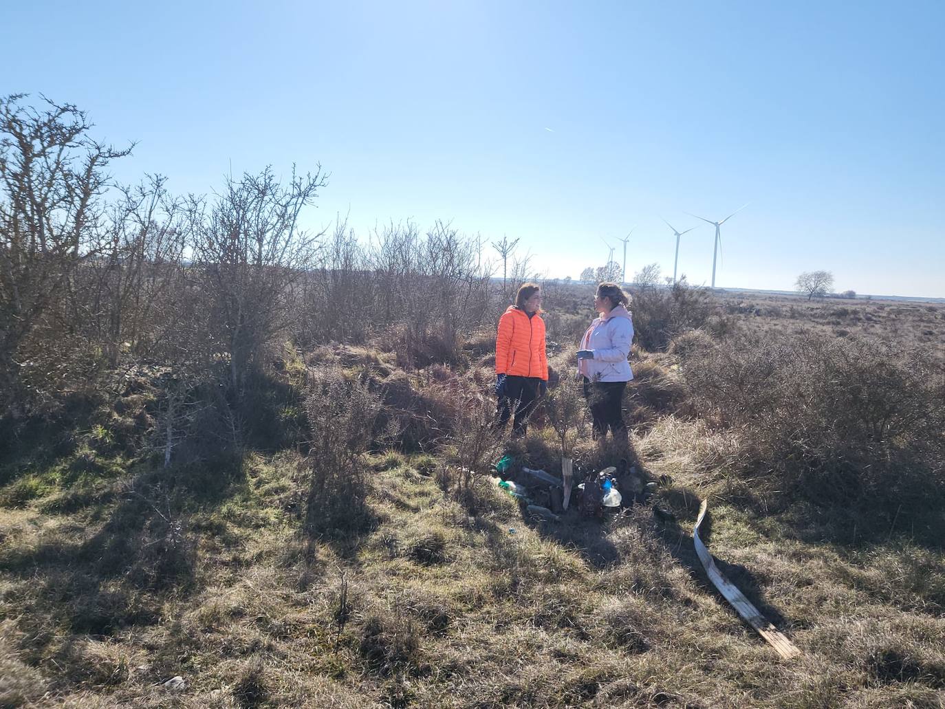 Veinticinco vecinos de Lodoso se han unido para limpiar media tonelada de basura de un terreno a tres kilómetros del pueblo