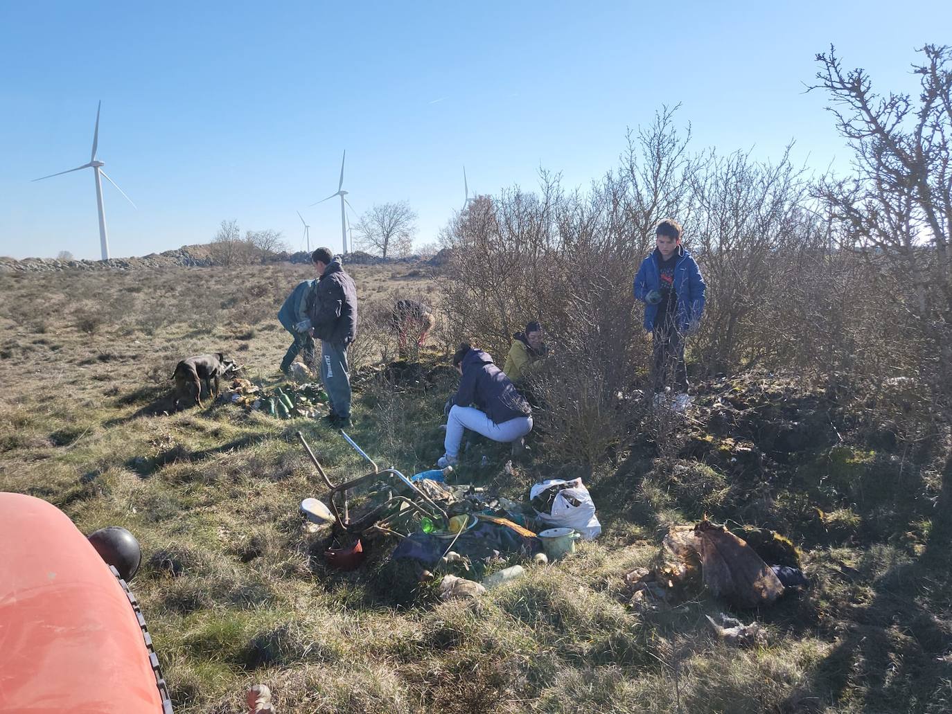 Veinticinco vecinos de Lodoso se han unido para limpiar media tonelada de basura de un terreno a tres kilómetros del pueblo