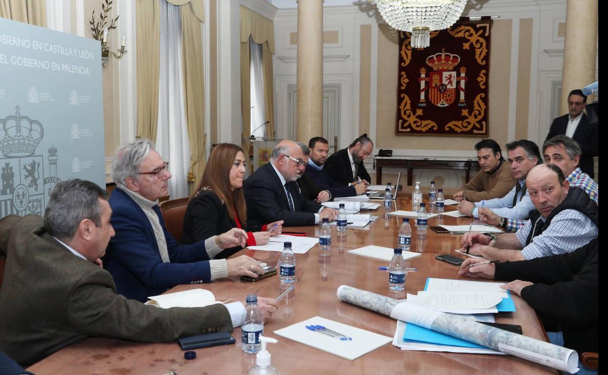 Particpantes en la reunión entre Gobierno, Junta y regantes. 