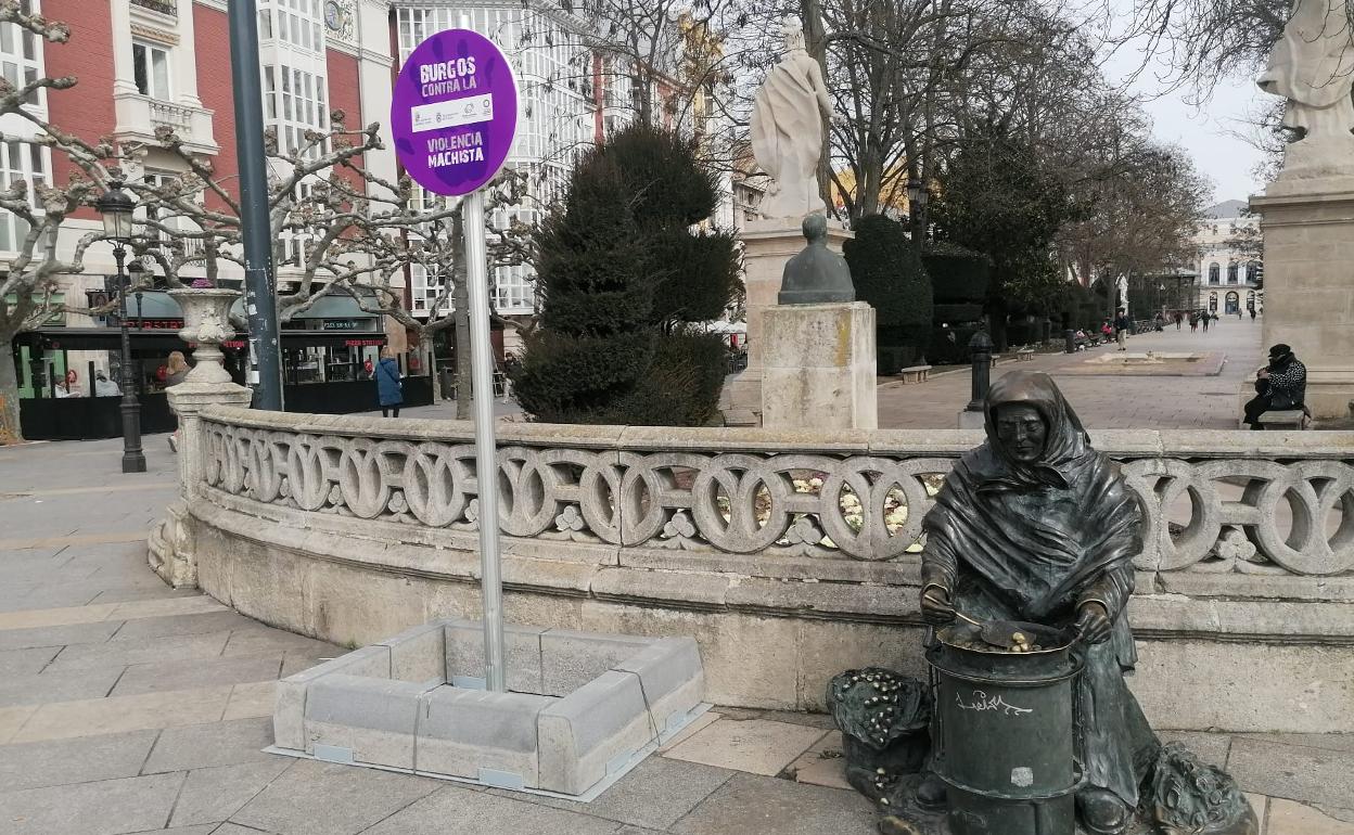 La señal se ha reubicado junto a la Castañera, en el mismo Paseo del Espolón.