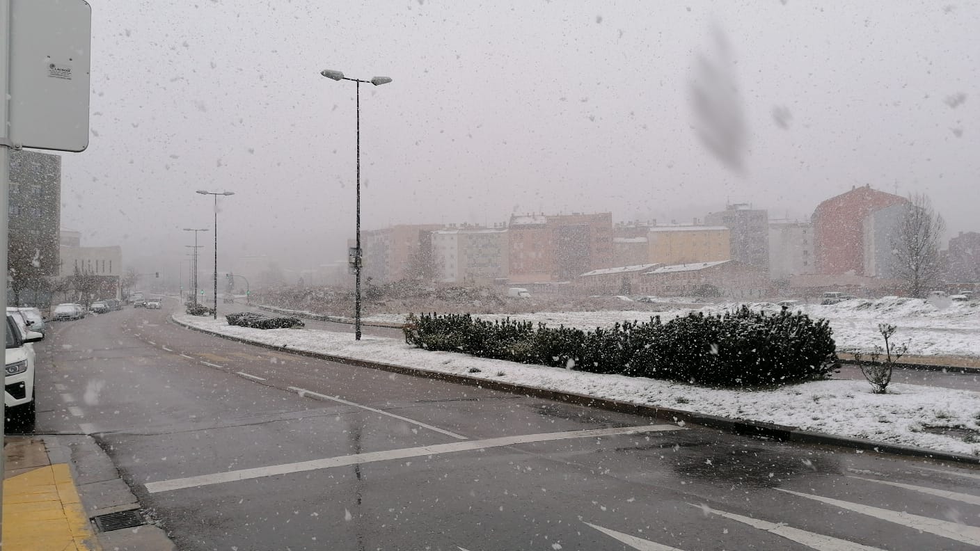 La nevada ha ganado intensidad con el paso de las horas en la capital burgalesa