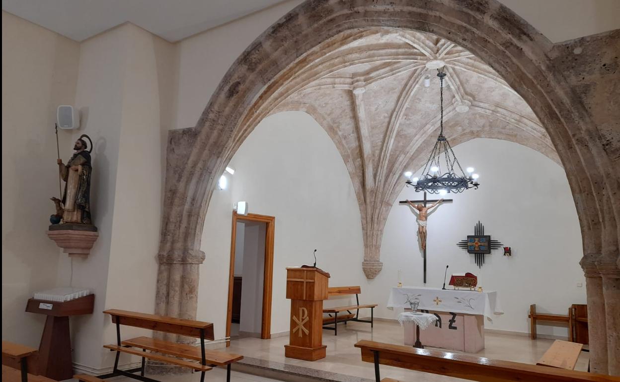 Se recupera una antigua capilla, que se había estado usando para catequesis y reuniones.