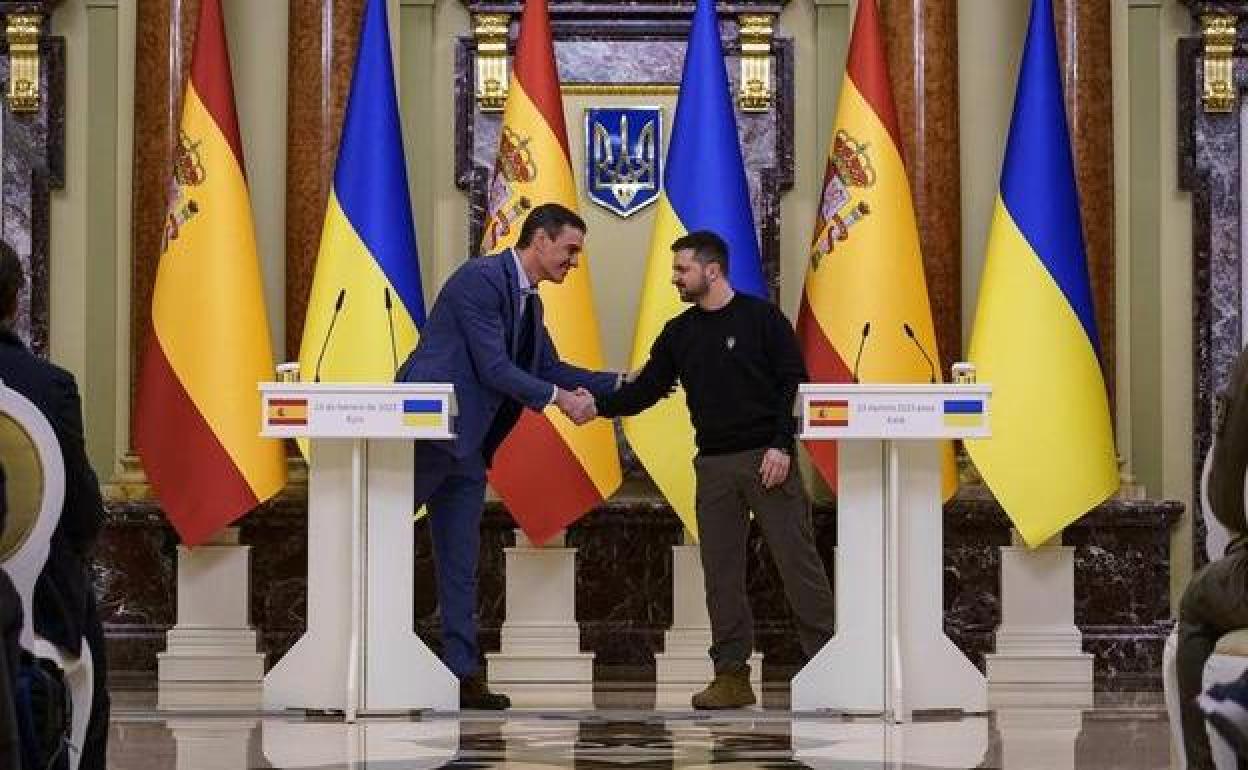 Sánchez junto al presidente ucraniano, Volodimir Zelenski, este jueves en Kiev