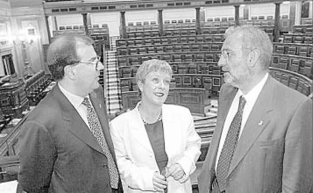 Juan Vicente Herrera (PP), Elena Pérez (NI) y Jaime González, ponentes de la reforma de 1999 en el Congreso de los Diputados. 