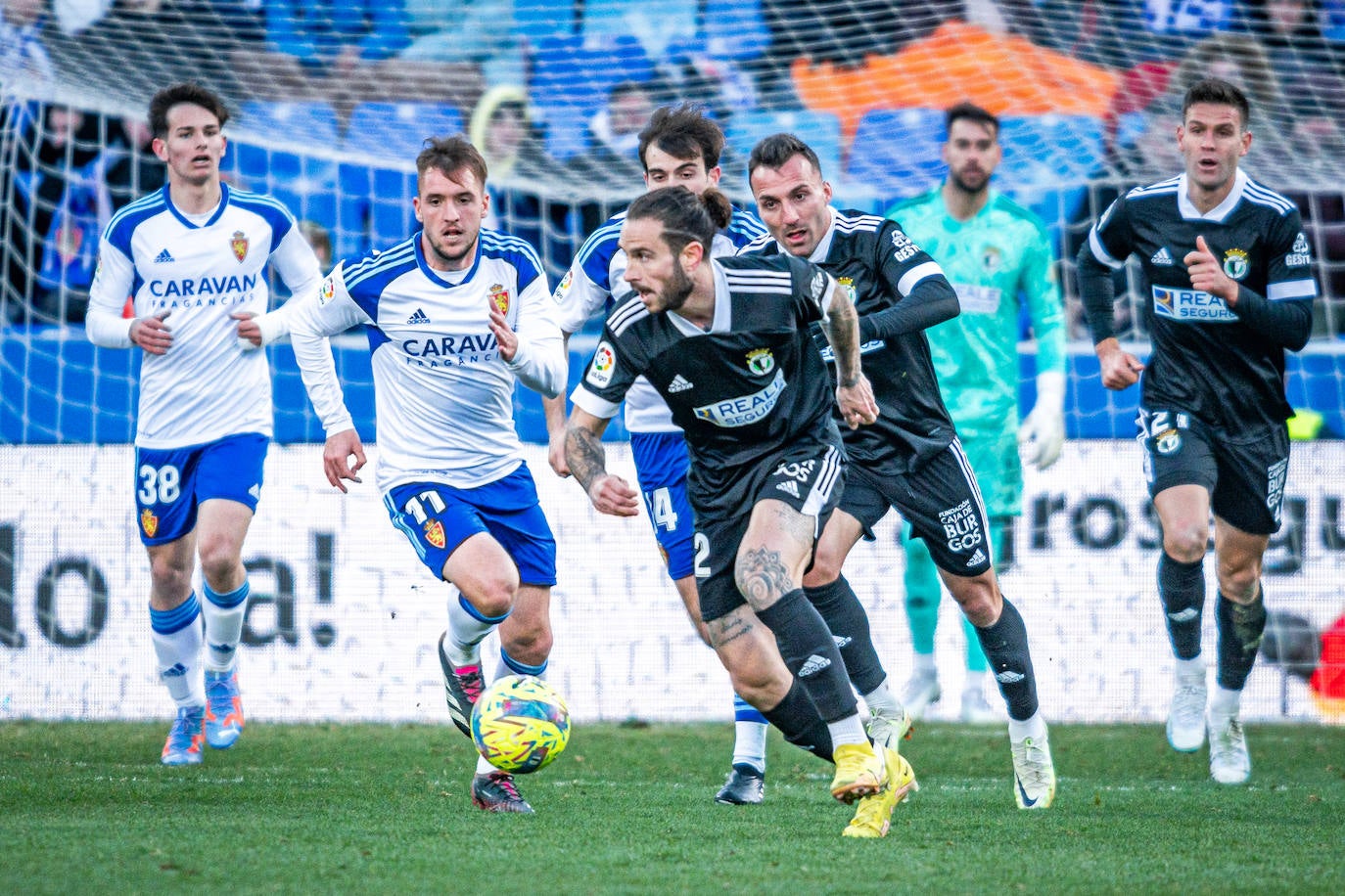 Fotos: El Burgos CF araña un punto en La Romareda