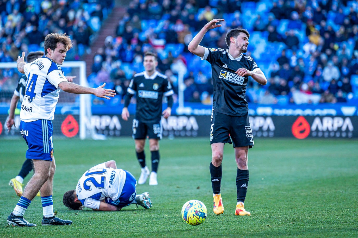 Fotos: El Burgos CF araña un punto en La Romareda